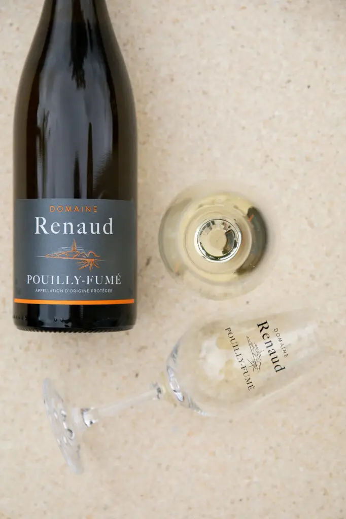 Bouteille et verre de vin blanc pouilly-fumé du Domaine Renaud et fils