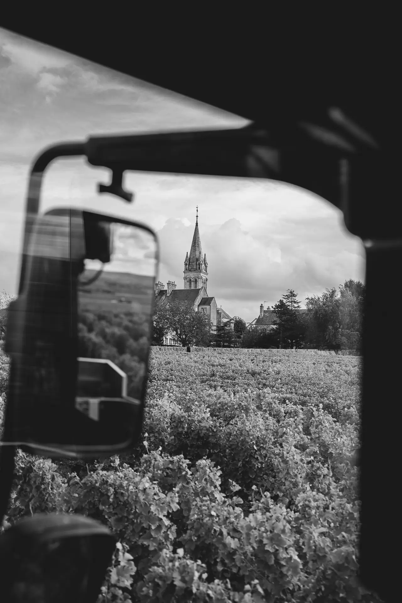 Vue de l'église de Saint-Andelain depuis les vignes du domaine Renaud et fils, producteur de vin pouilly fumé